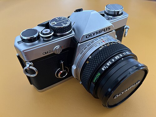 35mm 필름을 쓰는 올림푸스 SLR 필름 카메라